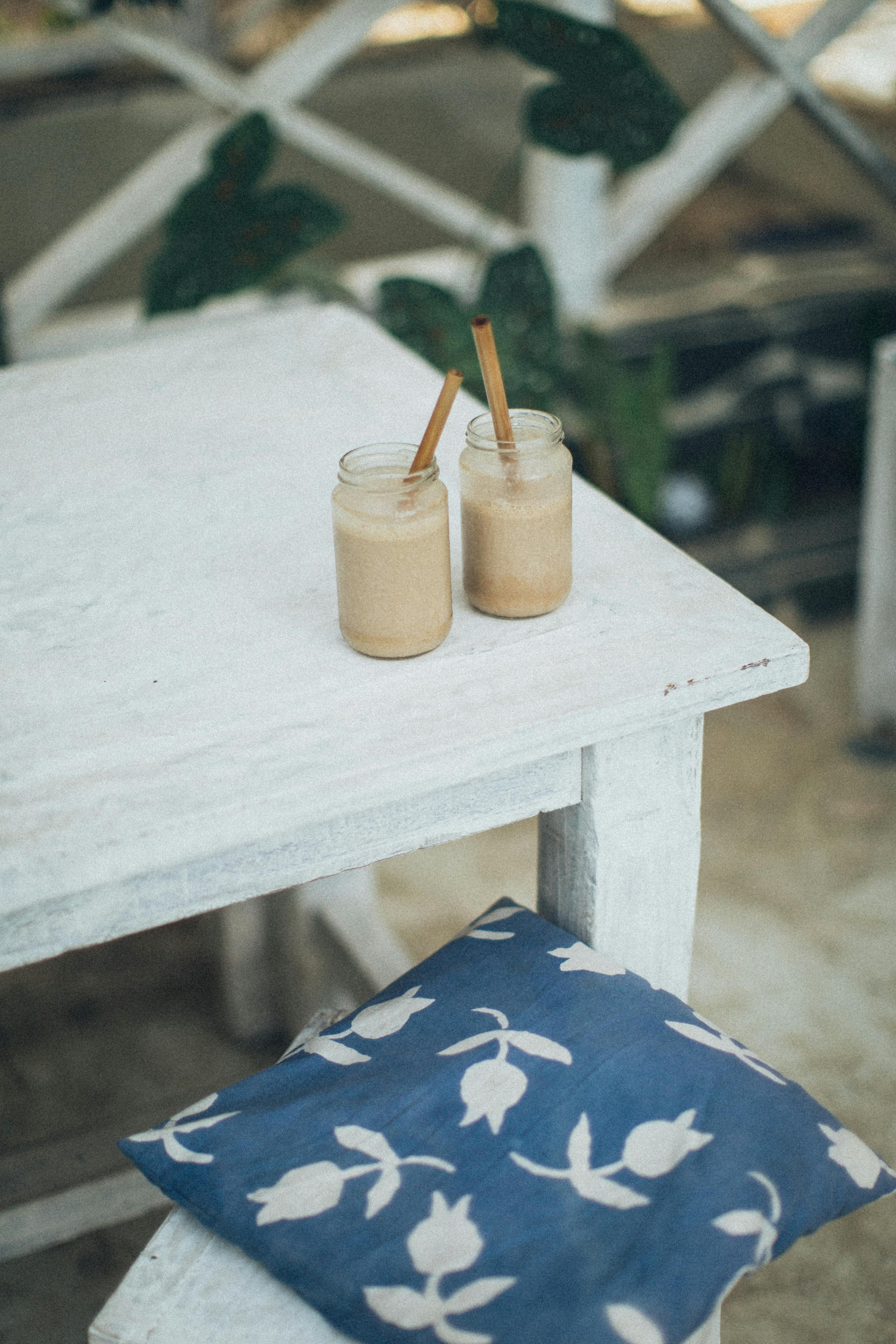 质朴的桌子上，两杯清爽的冰沙营造出轻松的夏日氛围