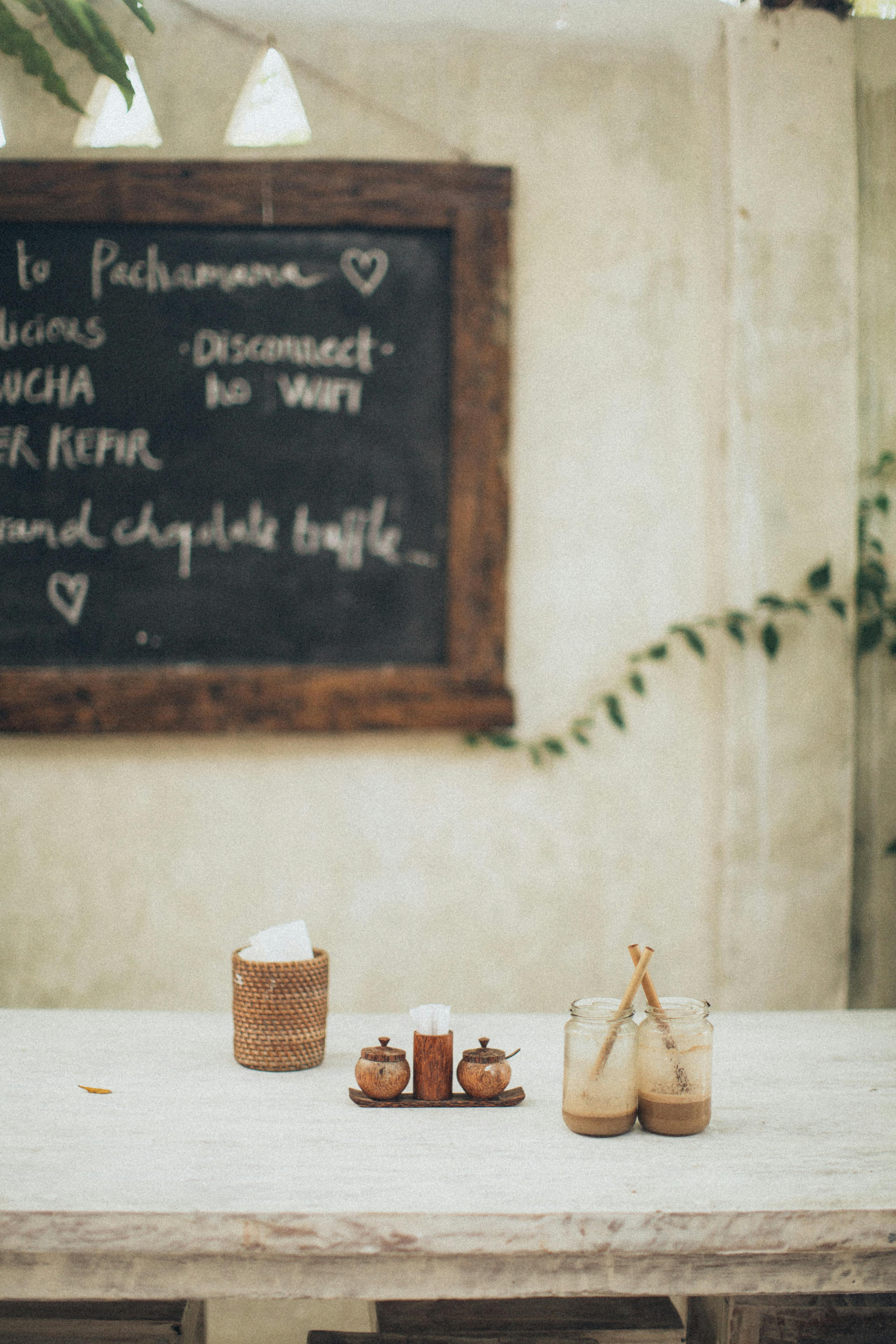 这家乡村咖啡馆环境迷人，配有木制家具和装饰性的黑板墙