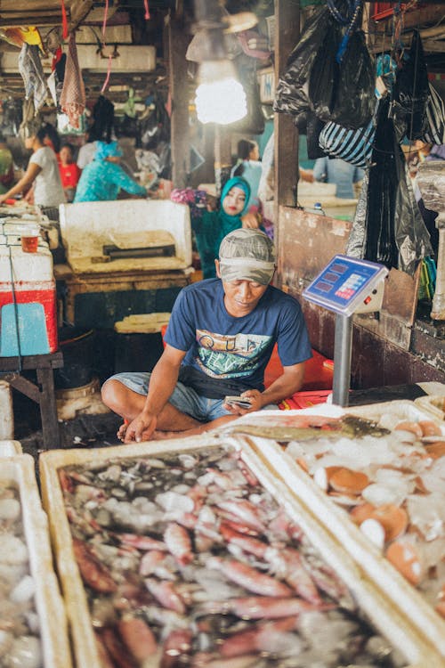 Homem No Mercado De Frutos Do Mar