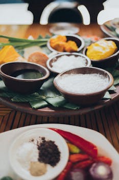 木桌上摆放着丰富多彩的香料和调味品，展现了烹饪的多样性