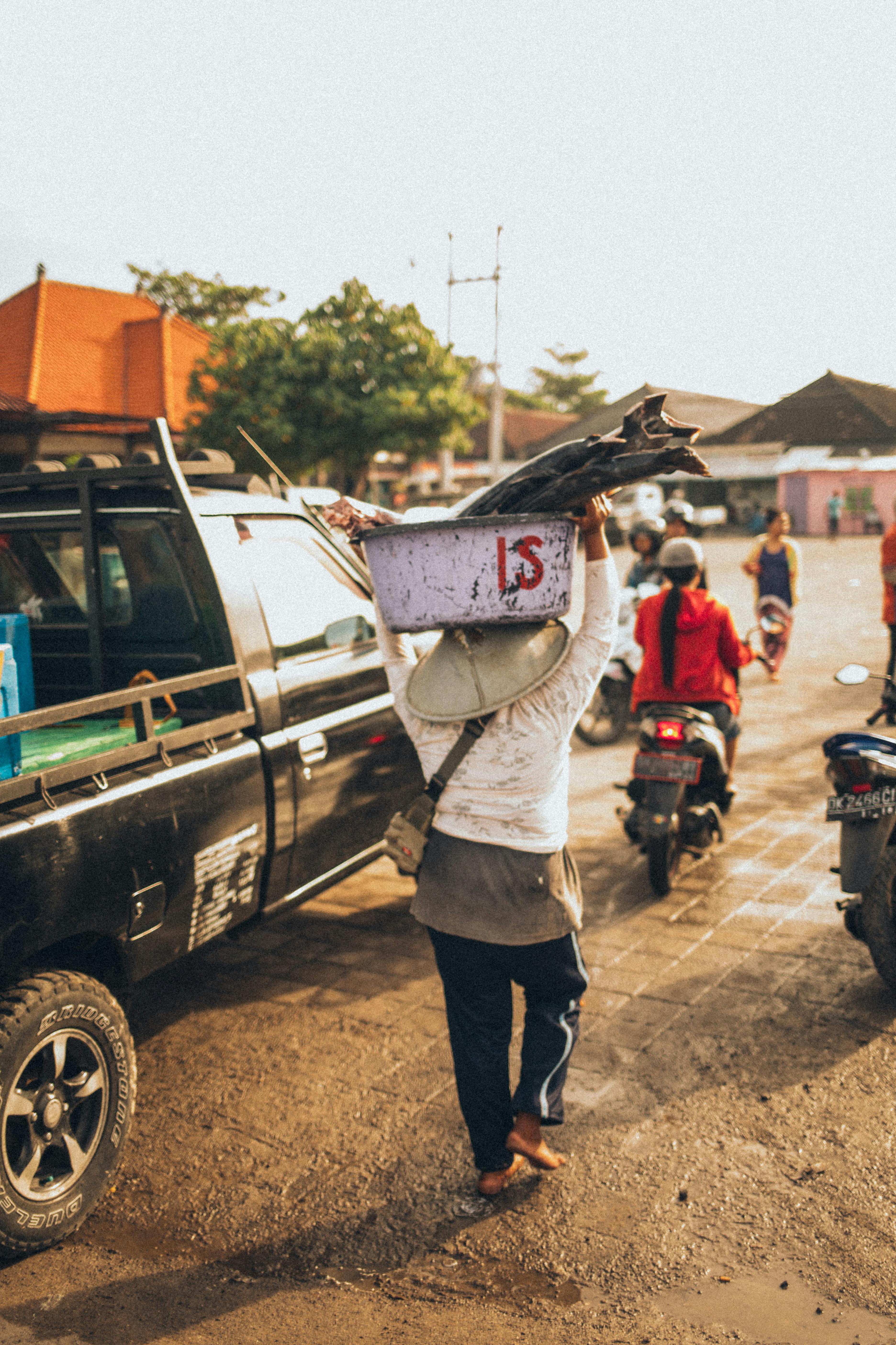 亚洲街景热闹非凡，行人往来，摩托车穿梭，捕捉着日常生活的瞬间