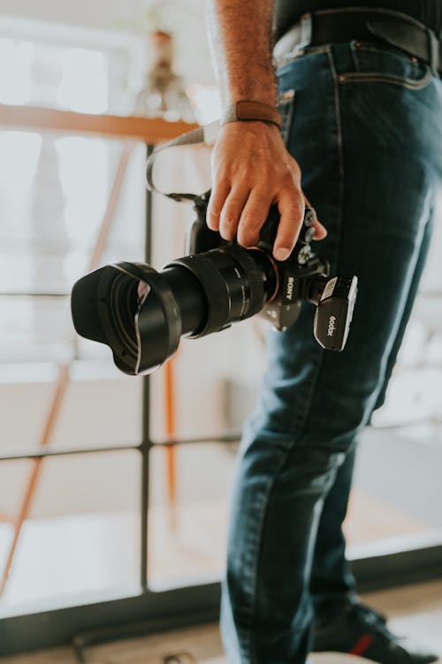 Základová fotografie zdarma na téma držení, džíny, fotoaparát