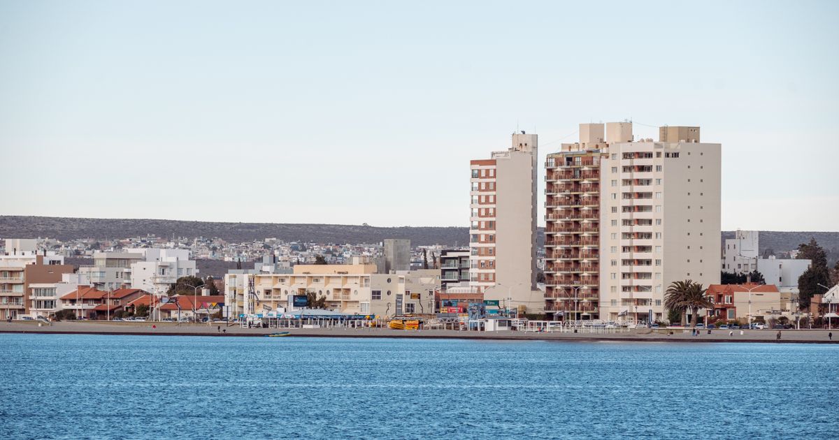 Uma moderna paisagem urbana costeira com altos edifícios ao longo do litoral, mostrando o desenvolvimento urbano.