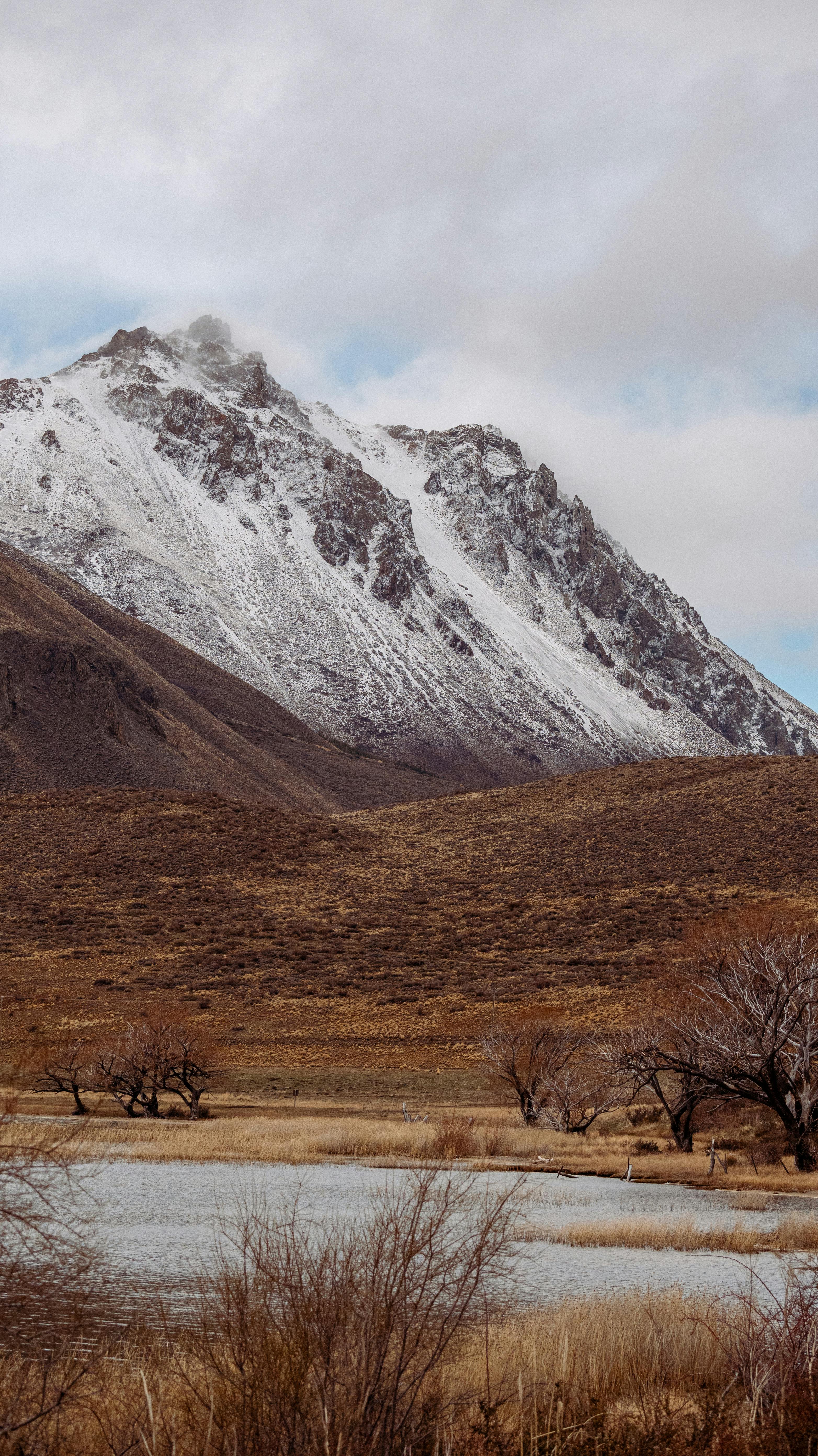 Breathtaking view of a snow-capped mountain in Esquel, capturing the beauty of Patagonian landscapes.