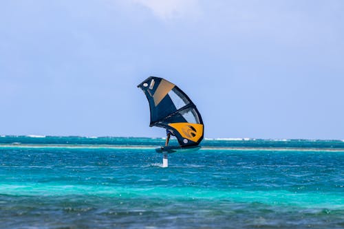 Fotobanka s bezplatnými fotkami na tému človek, kitesurfing, modré more
