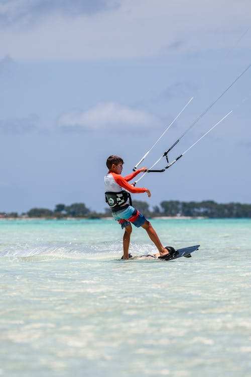 Fotobanka s bezplatnými fotkami na tému chlapec, kitesurfing, oceán