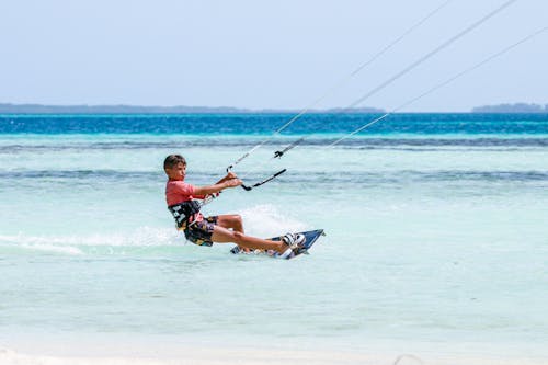 Fotobanka s bezplatnými fotkami na tému balansovanie, chlapec, kitesurfing