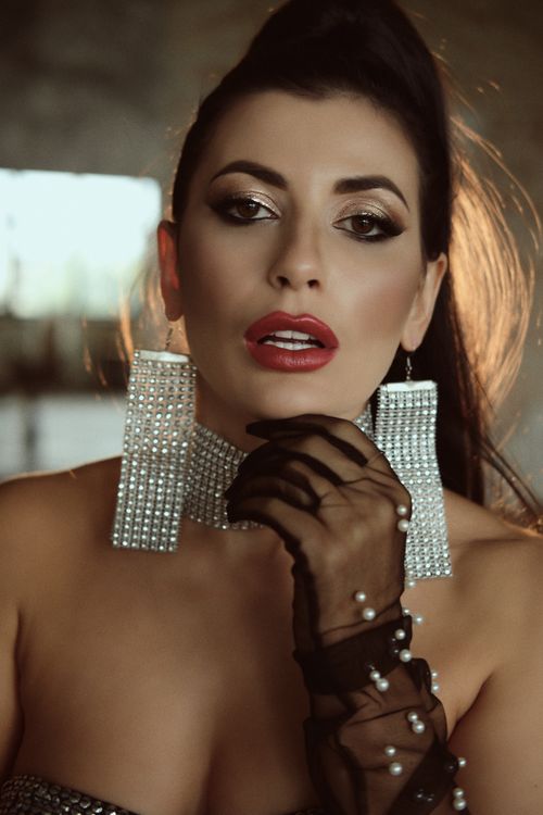 Free Elegant woman in sparkling jewelry and gloves, showcasing modern fashion photography style. Stock Photo