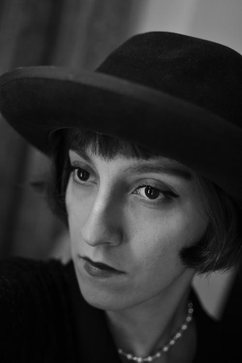 Darmowe zdjęcie z galerii z brunetka, czarno-biały, kapelusz