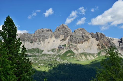 Free Beautiful mountain landscape with a lush green valley and bright blue sky, perfect for nature lovers. Stock Photo