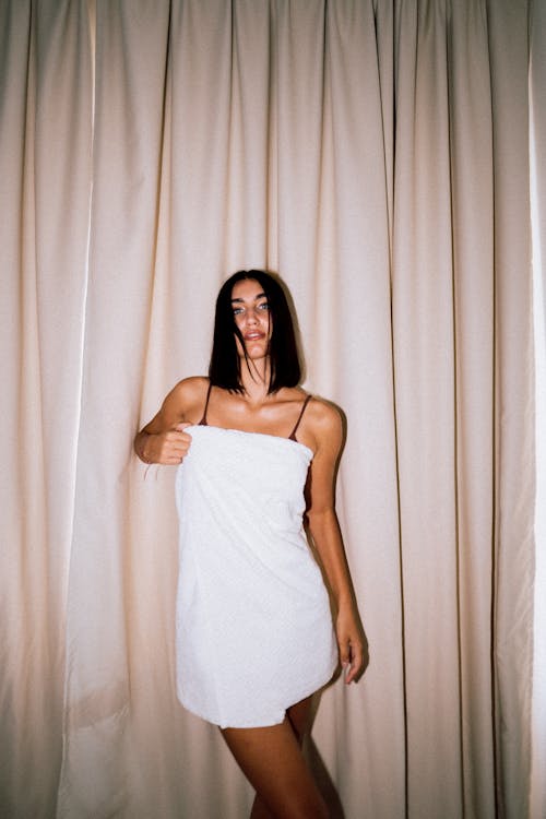 Immagine gratuita di asciugamano, donna, in posa