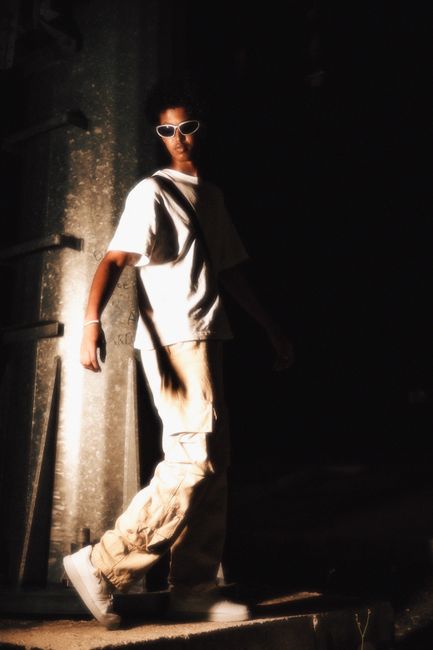 White sunglasses and baggy cargos: simple, but completely mine.
#outfitoftheday #white #sunglasses #tshirt