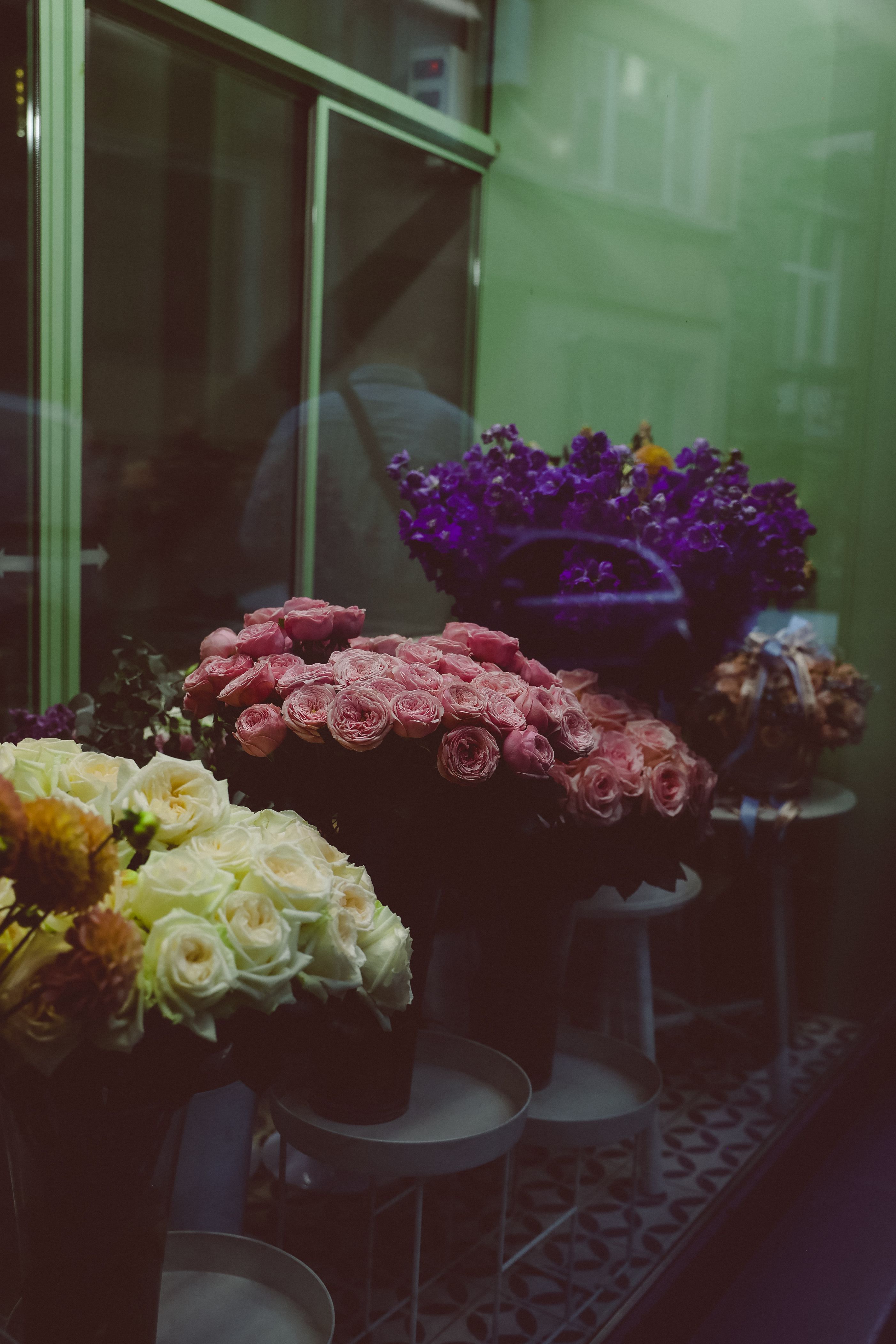 [ColoSach]-a-charming-flower-shop-window-with-colorful-roses-and-blooms-at-night.