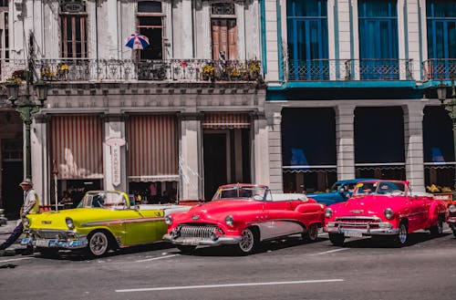 Foto d'estoc gratuïta de carrer, carrers de la ciutat, cotxes retro