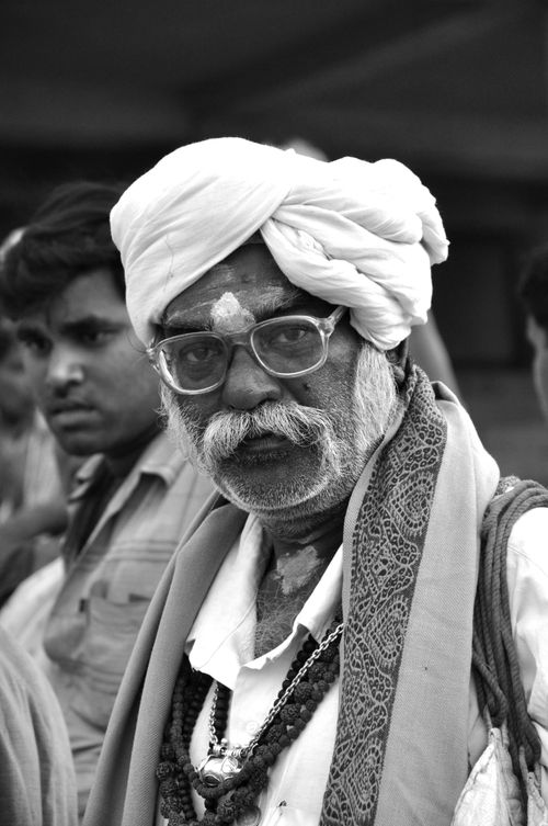 Free Black and white portrait of an elderly Indian man with a turban and eyeglasses in Varanasi, India. Stock Photo