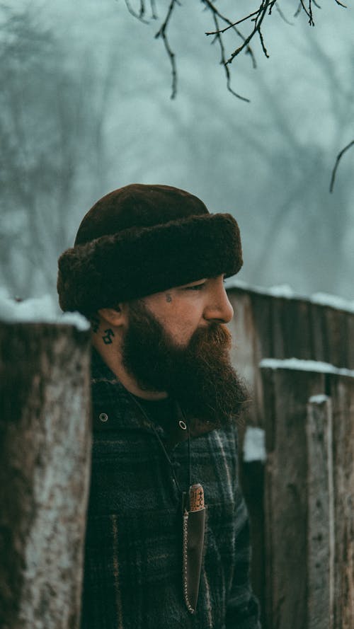 Бесплатное стоковое фото с Борода, вертикальный выстрел, зима