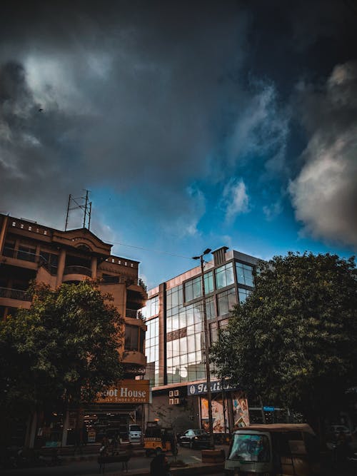 Kostenloses Stock Foto zu dramatischer himmel, dunkle wolken, gebäude