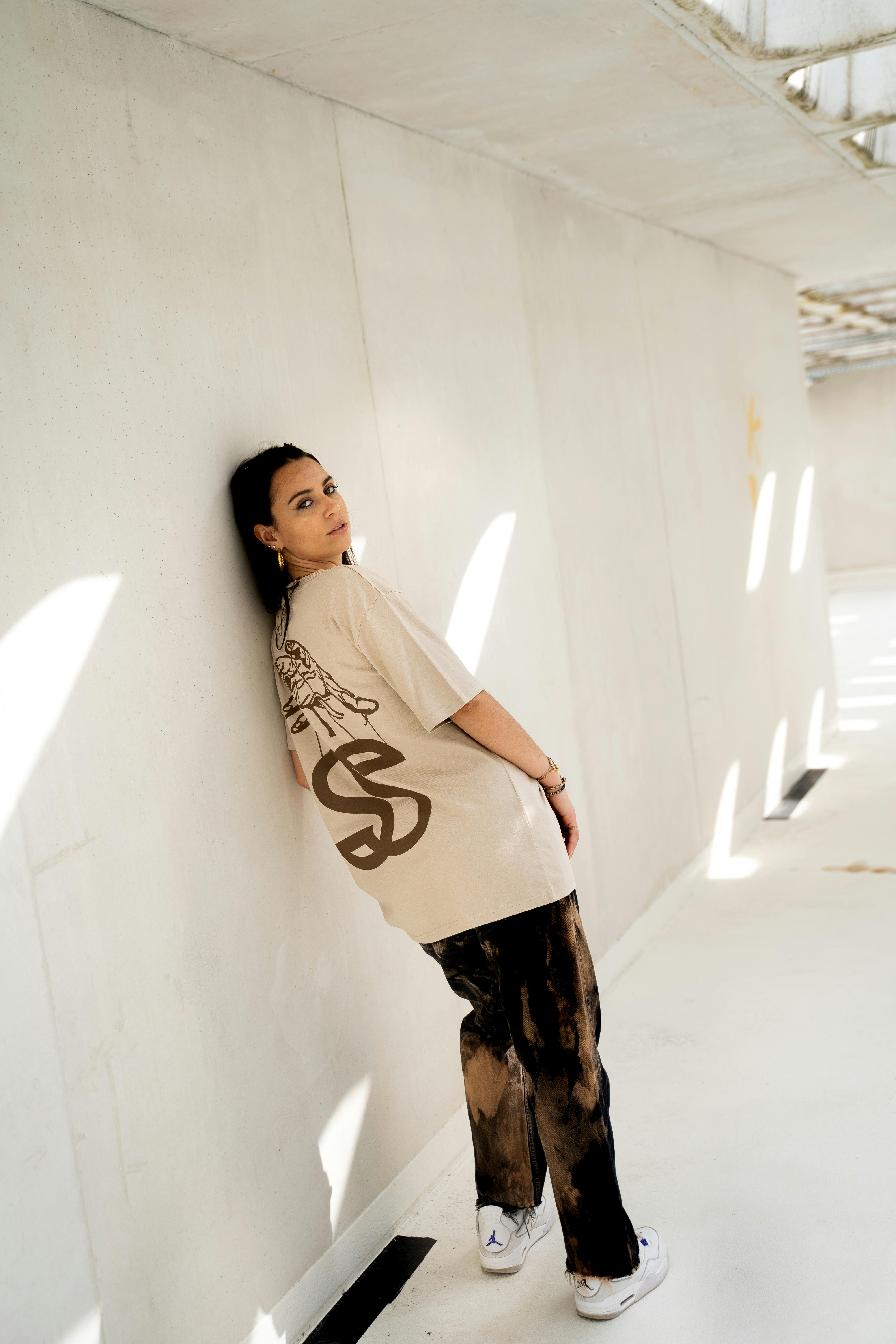 model wearing beige t shirts seyot