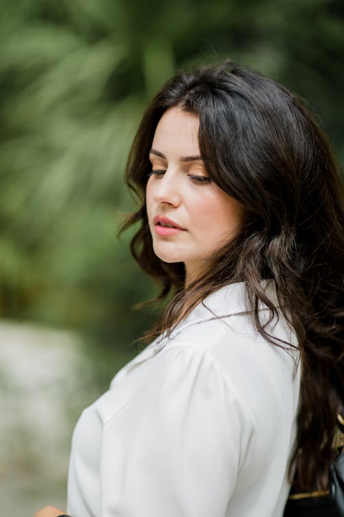 Fotos de stock gratuitas de cabello moreno, Camisa blanca, de pie