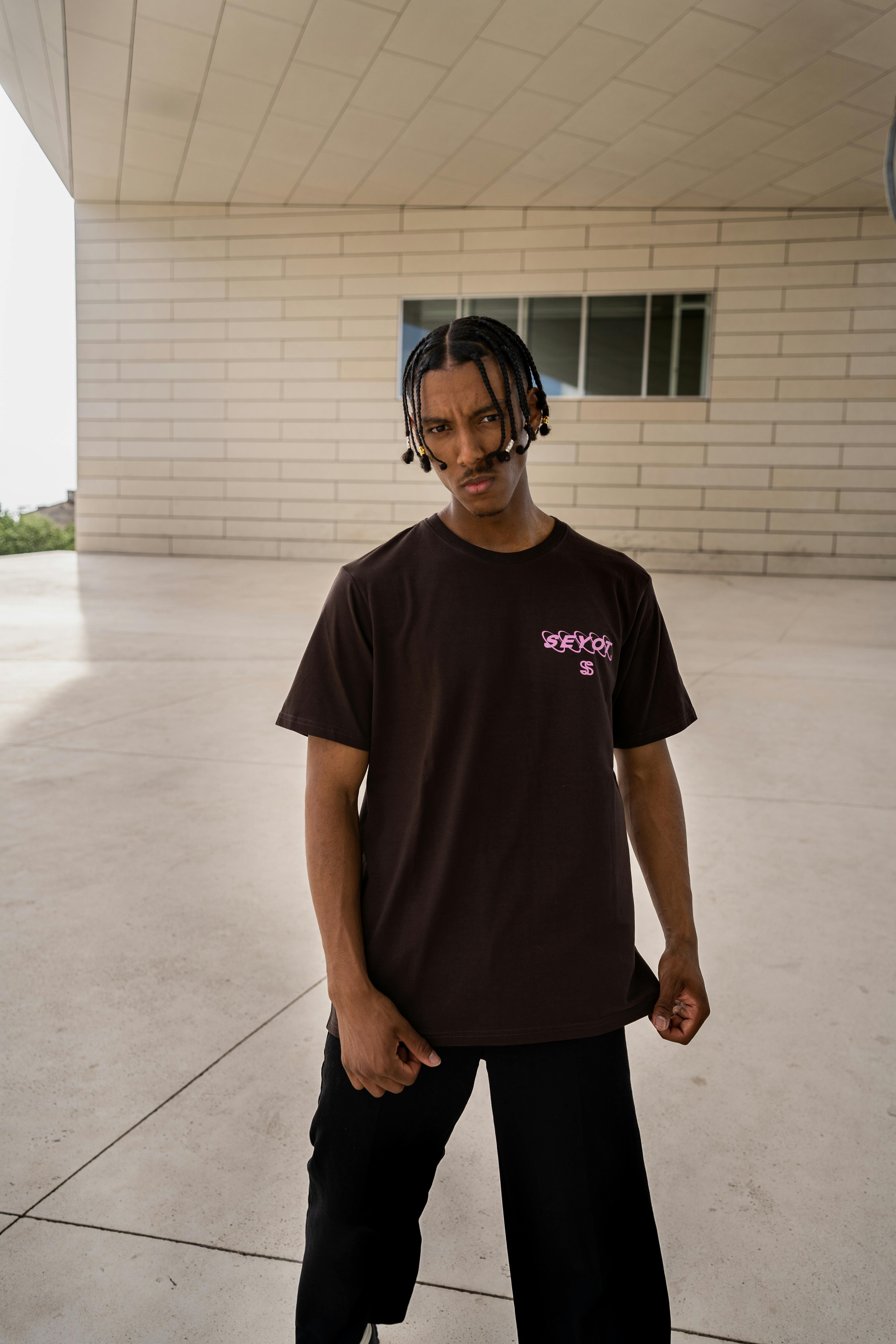 model wearing brown t shirt seyot