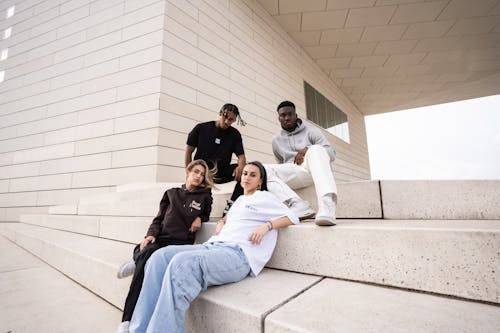 Grupo jovem em moda contemporânea
