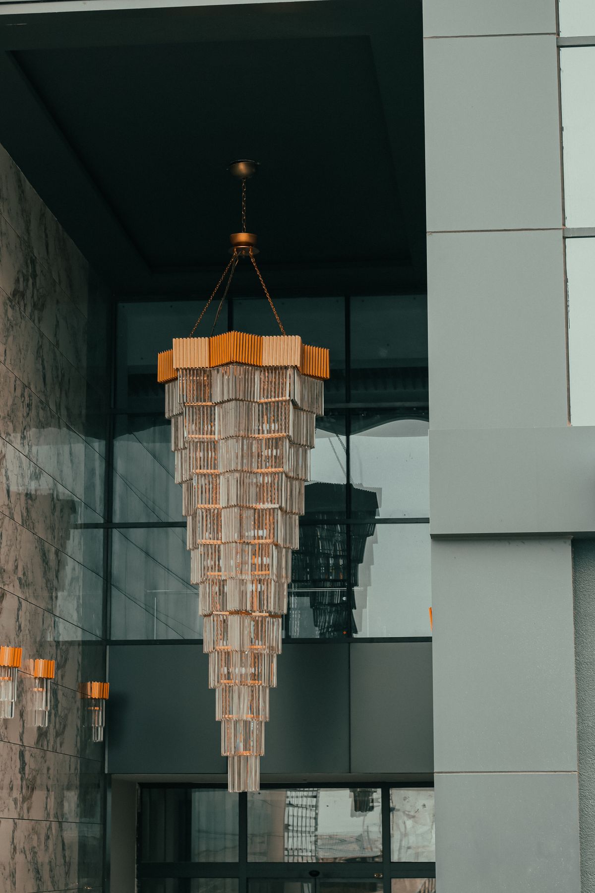 Glazen bollampen in een woonkamer