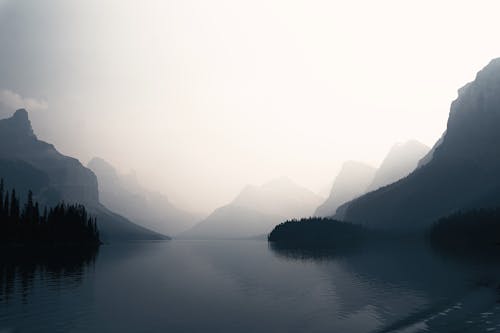 Foto d'estoc gratuïta de boira, llac, muntanyes