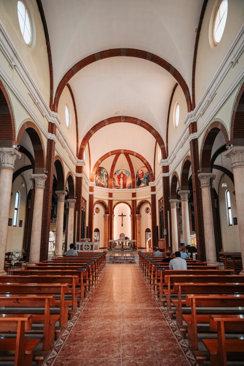 Free Capture of a cathedral's interior with stunning architecture, arches, and religious art. Stock Photo