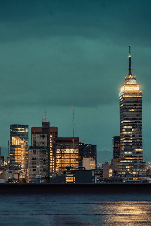 Бесплатное стоковое фото с torre latinoamericana, вертикальный выстрел, вечер