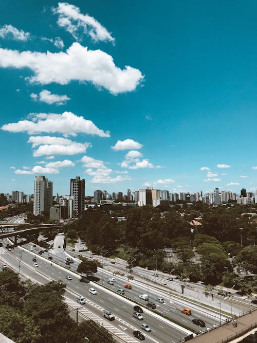 在藍藍的天空下的道路上行駛的汽車