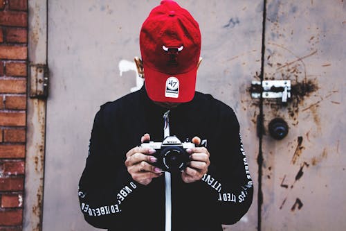 Foto Da Pessoa Segurando Uma Câmera