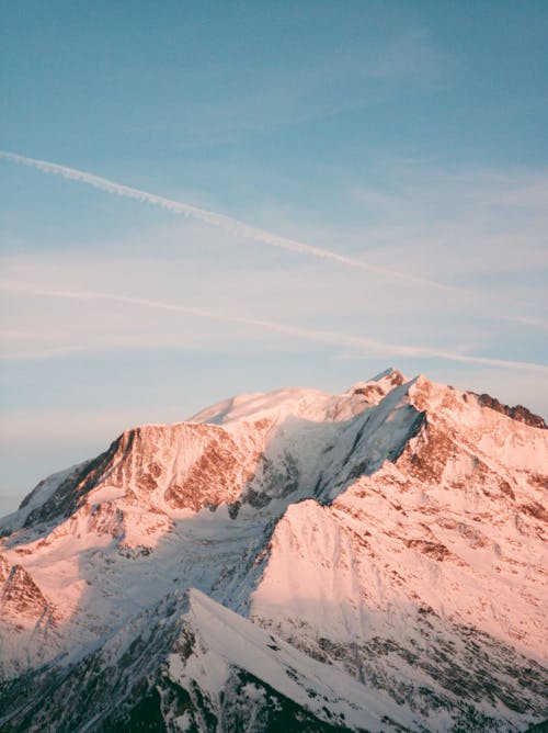 免费 蓝蓝的天空下雪山的照片 素材图片