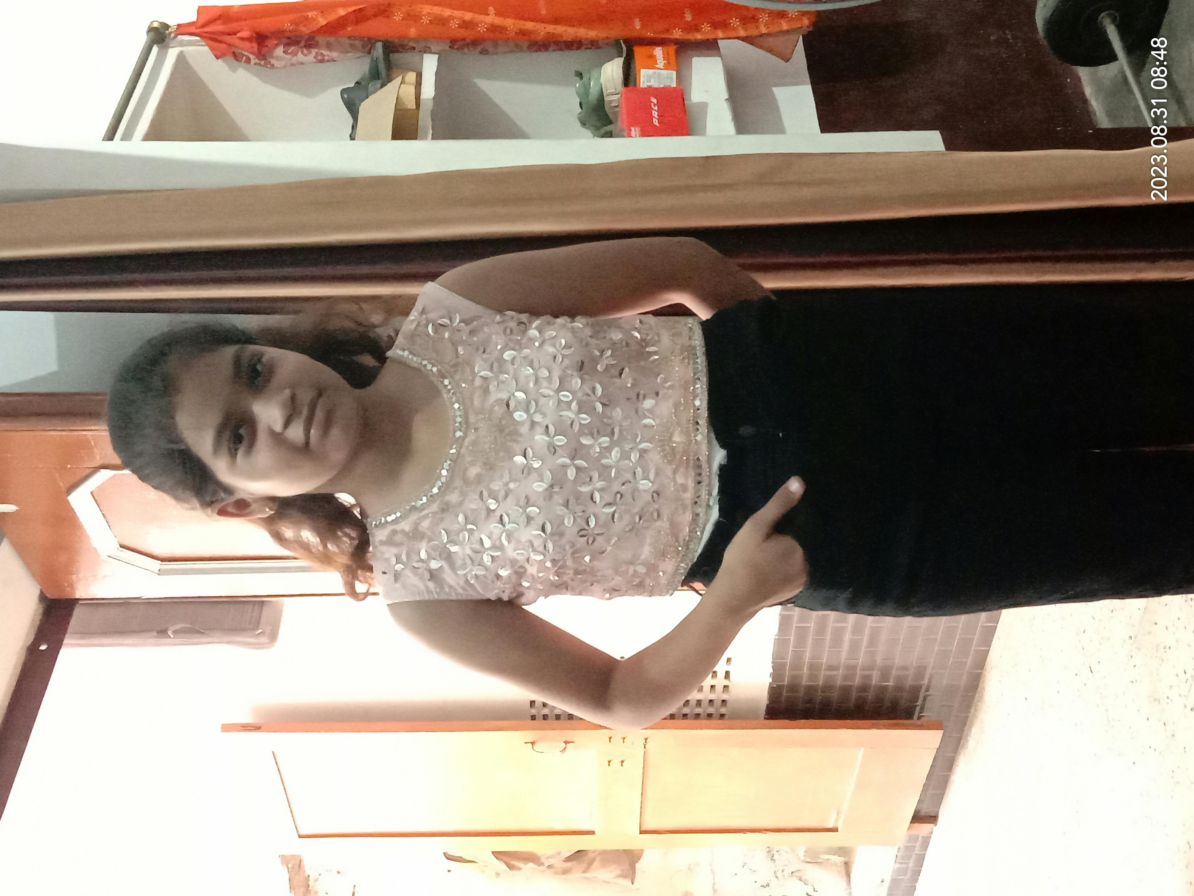 Raket padel dan bola di atas lapangan rumput sintetis biru