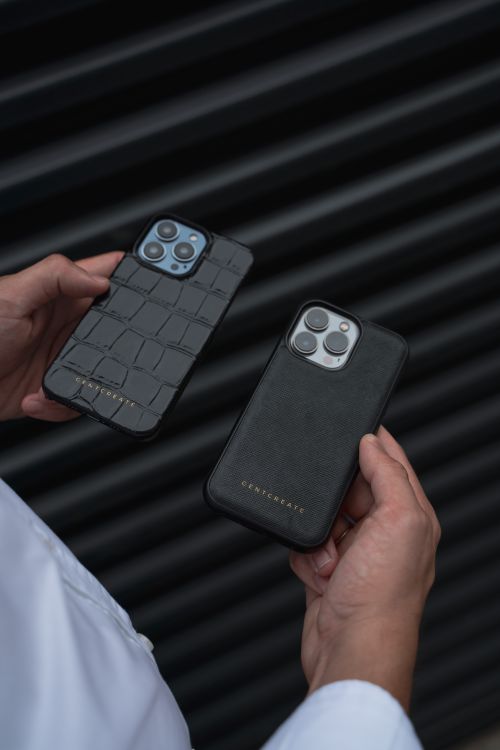 Free Elegant display of luxury phone cases for modern smartphones, emphasizing style and sophistication. Stock Photo