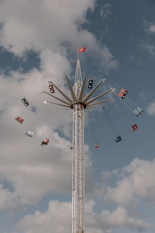 Безкоштовне стокове фото на тему «білі хмари, вертикальні постріл, карнавал»