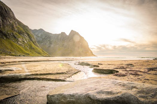 日出时，海岸线美丽宁静，崎岖的山脉与沙滩相映成趣，非常适合旅行和自然爱好者