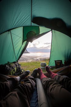 从帐篷里俯瞰海边日落，享受轻松的露营时光