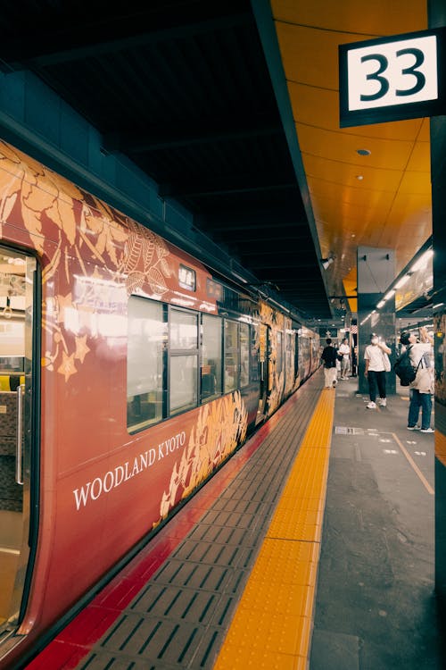 公共交通, 垂直拍摄, 旅客列车 的 免费素材图片