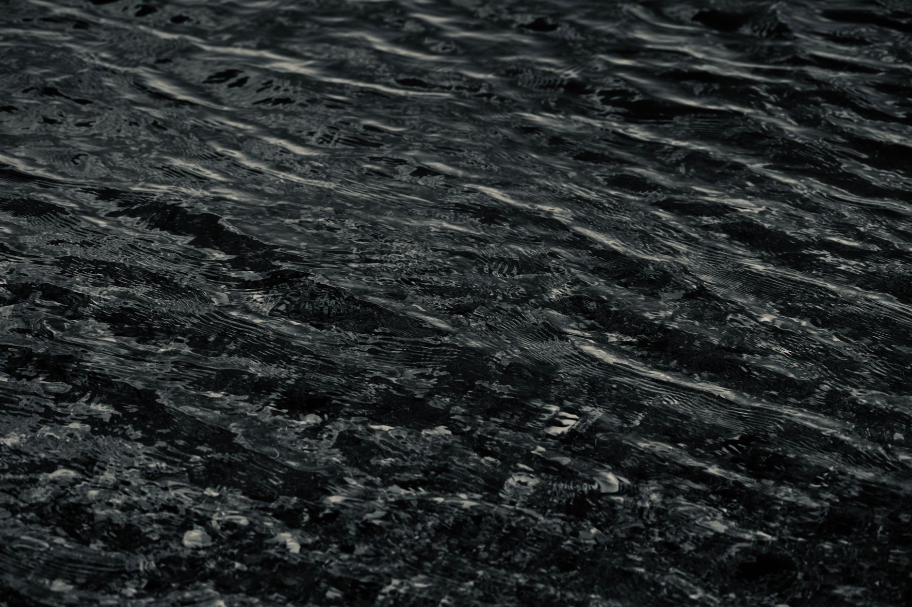 Geheimnisvolles Wasser & Muster – Dunkles AMOLED Wallpaper