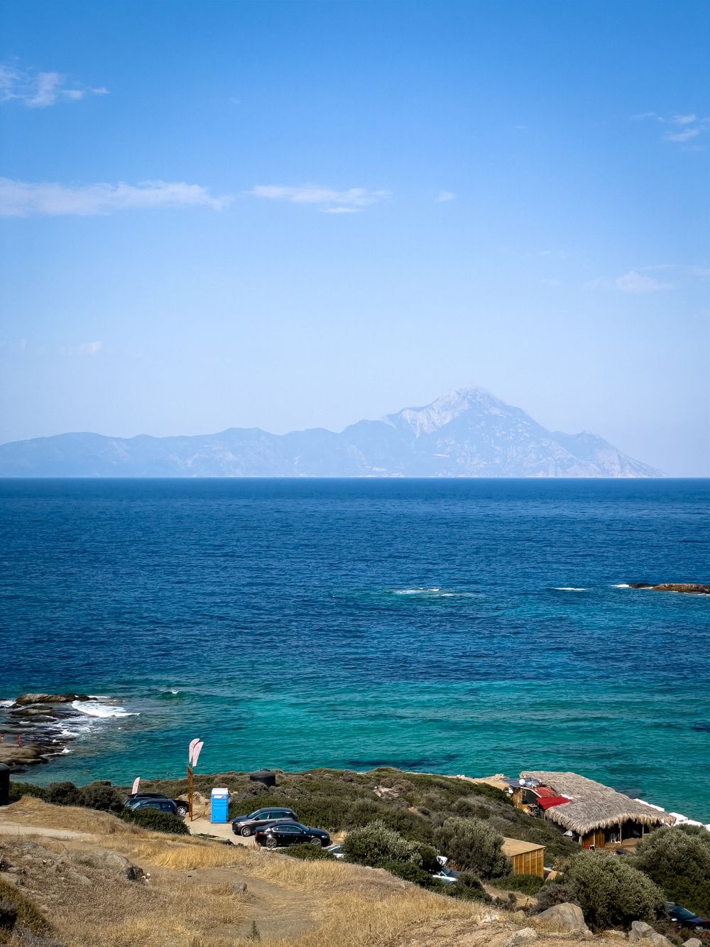 Muntele Athos ridicându-se peste Marea Egee, văzut de pe coasta Halkidiki
