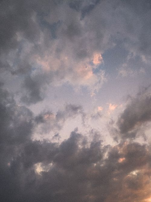 Free A stunning cloud-filled evening sky with soft sunset hues capturing the essence of tranquility and beauty. Stock Photo