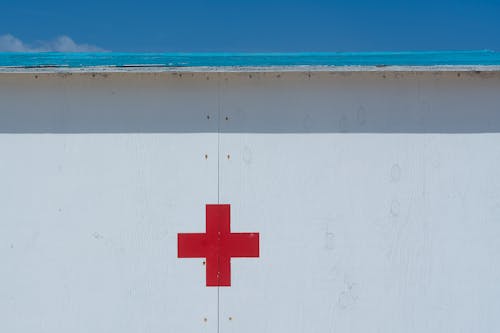 信息符号, 白色牆壁, 红十字 的 免费素材图片