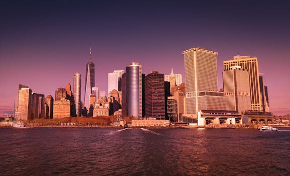 日落时分，从海滨欣赏纽约市美丽的天际线