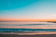 这片海滩的日出令人惊叹，海浪平静，地平线宁静，非常适合旅行和放松