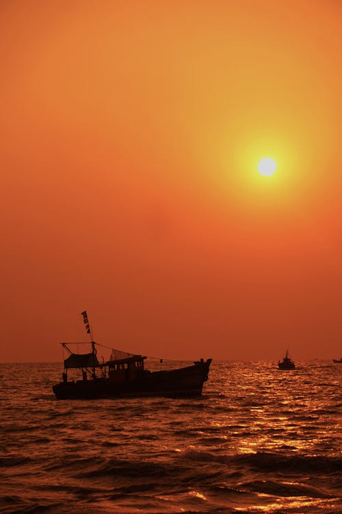 Foto profissional grátis de alvorecer, barcos, céu com cores intensas