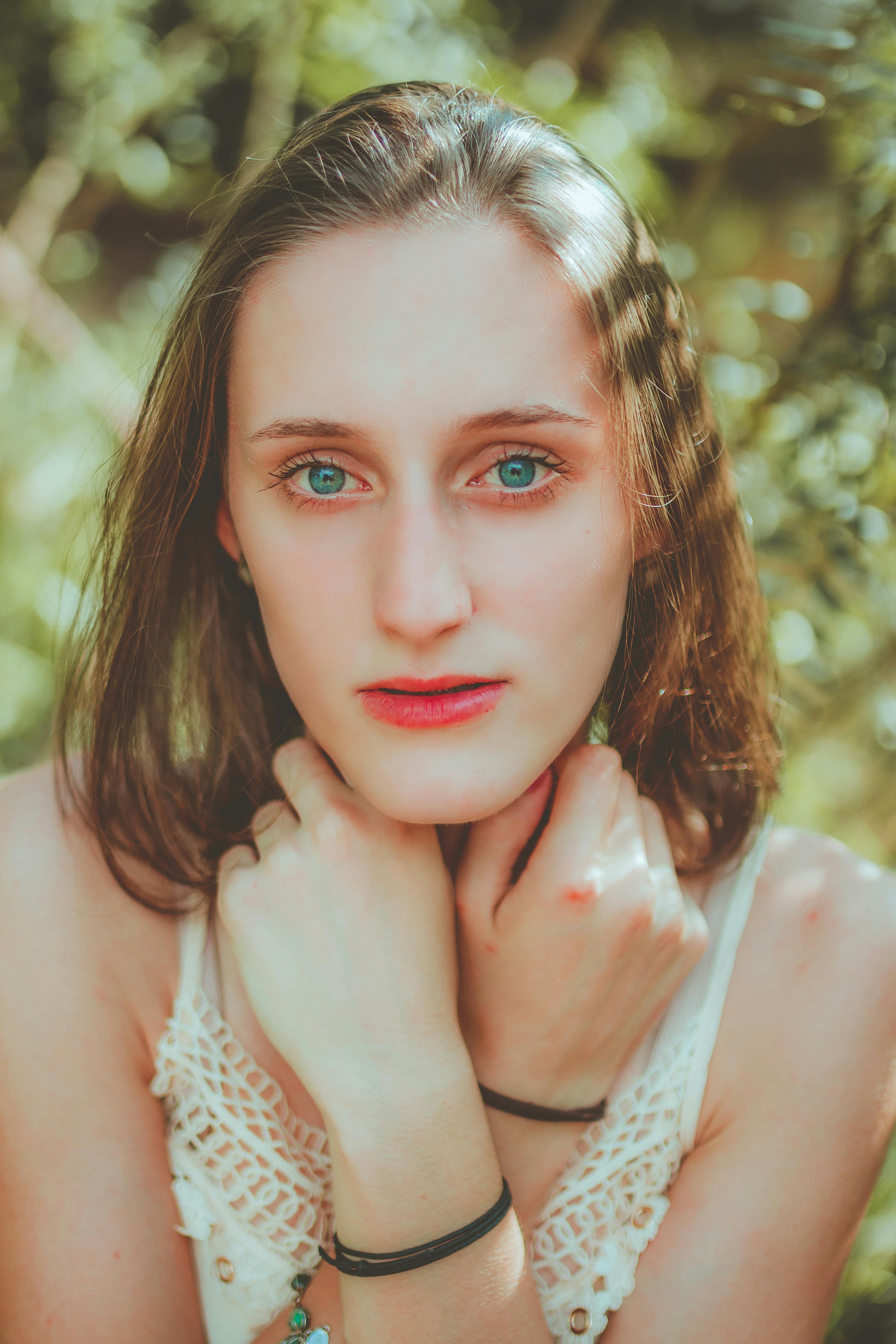 Ücretsiz Kadin, Dokunuyor, O, çeneleri Stok Fotoğraflar