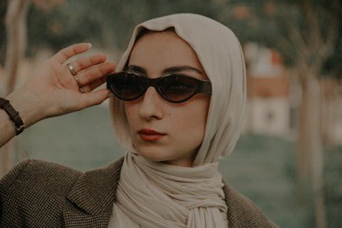 優雅, 圍巾, 墨鏡 的 免費圖庫相片