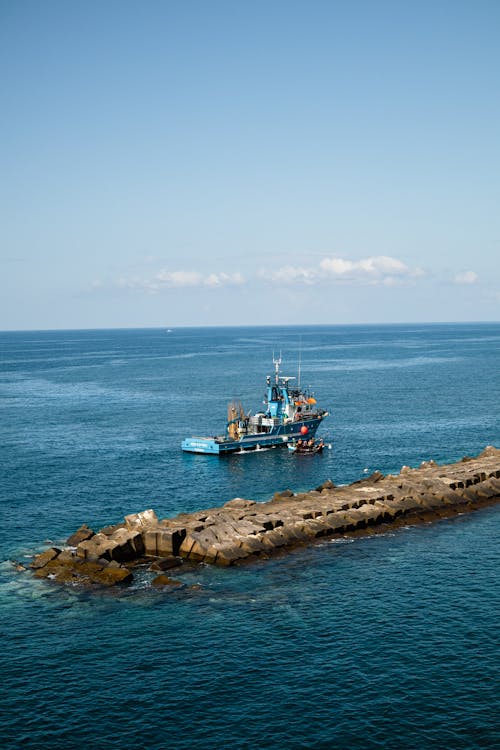 deniz, deniz aracı, deniz kıyısı içeren Ücretsiz stok fotoğraf