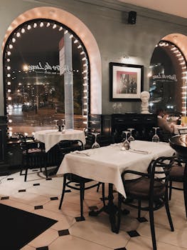 餐厅内部环境优雅，设有餐桌，大窗户和温暖的灯光，可供精致用餐