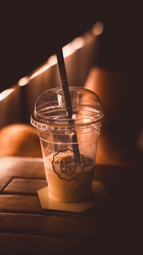 Foto stok gratis tentang es kopi, es latte, fokus selektif, gelas